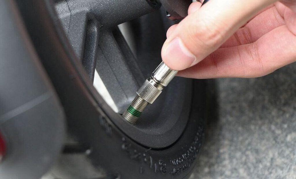 Dušové pneumatiky s sebou nesou lepší tlumení vibrací, bohužel také defekty, kterým se pravděpodobně nevyhnete