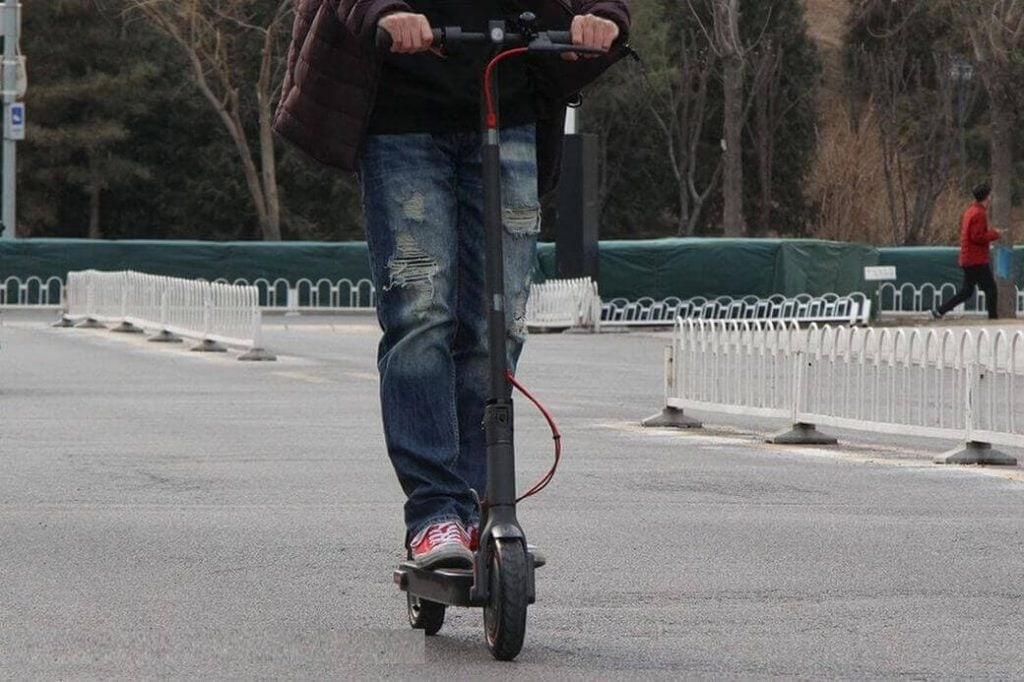 Nohy směřující špičkami vpřed se vám na něj nevejdou, ale i tak je poměrně komfortní