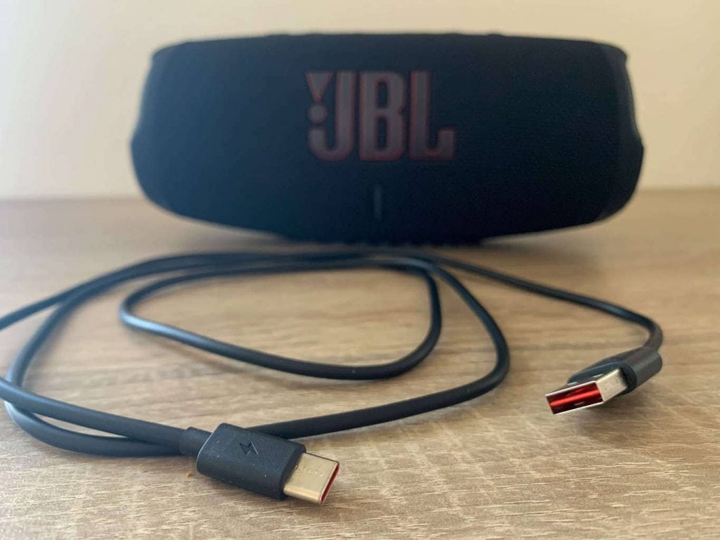 Součástí balení je USB-A/USB-C kabel