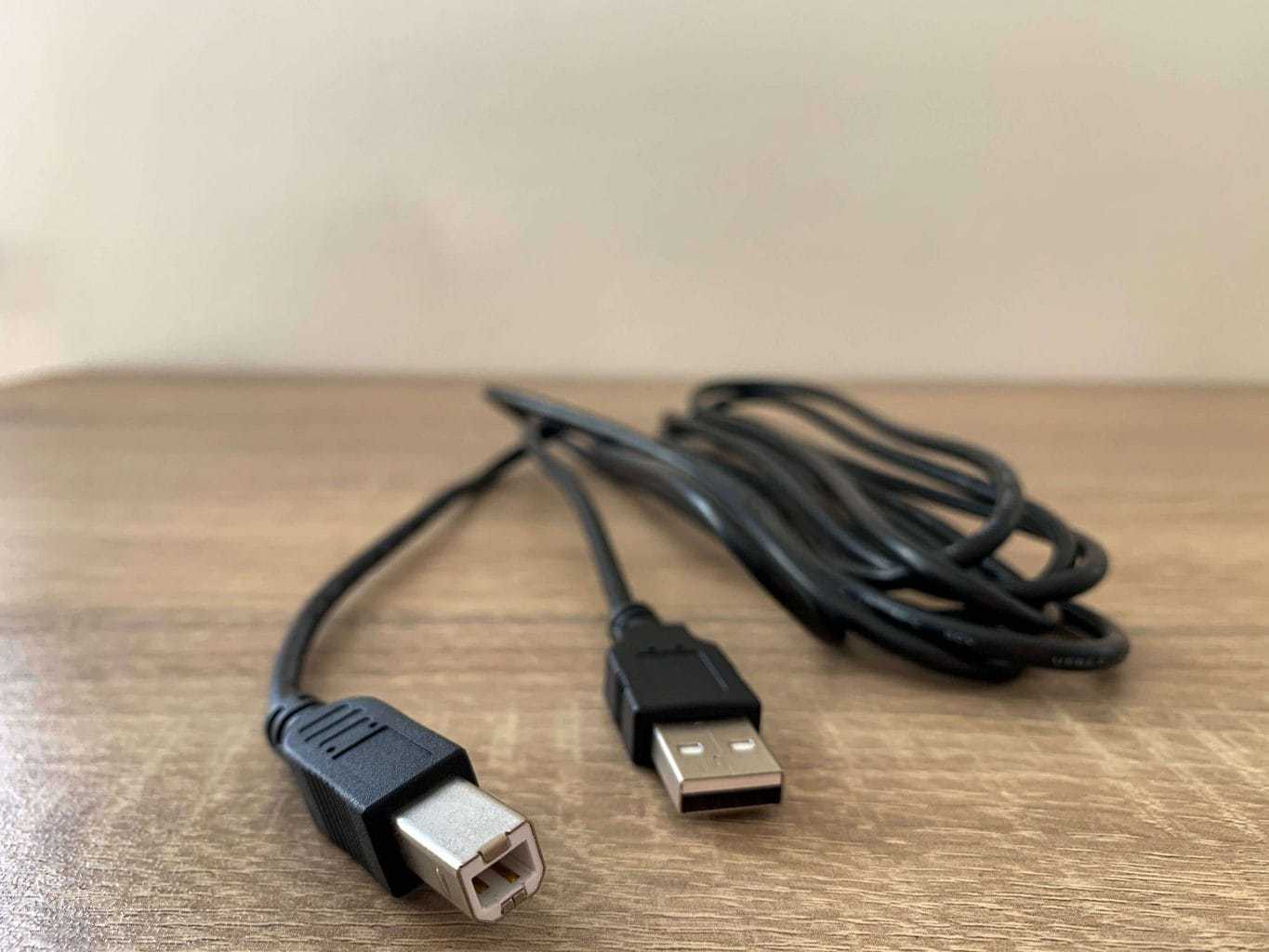 Součástí balení je USB-A/USB-B kabel pro připojení k počítači