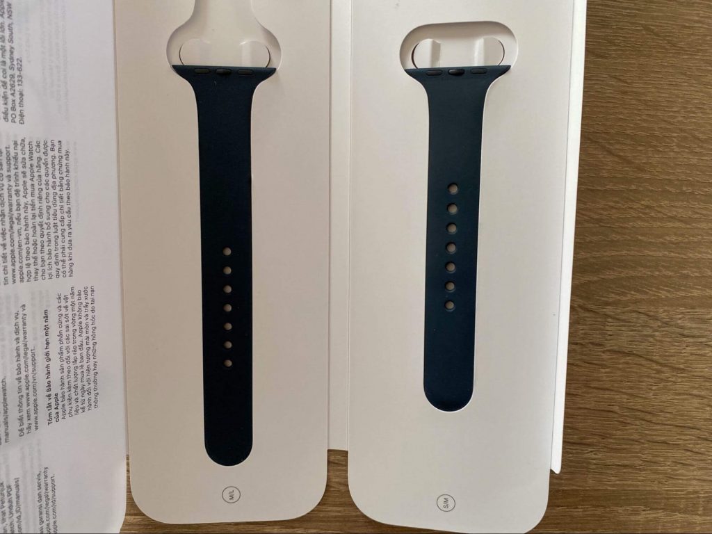 Apple Watch Series 7 se dvěma velikostmi řemínků v unisex černé