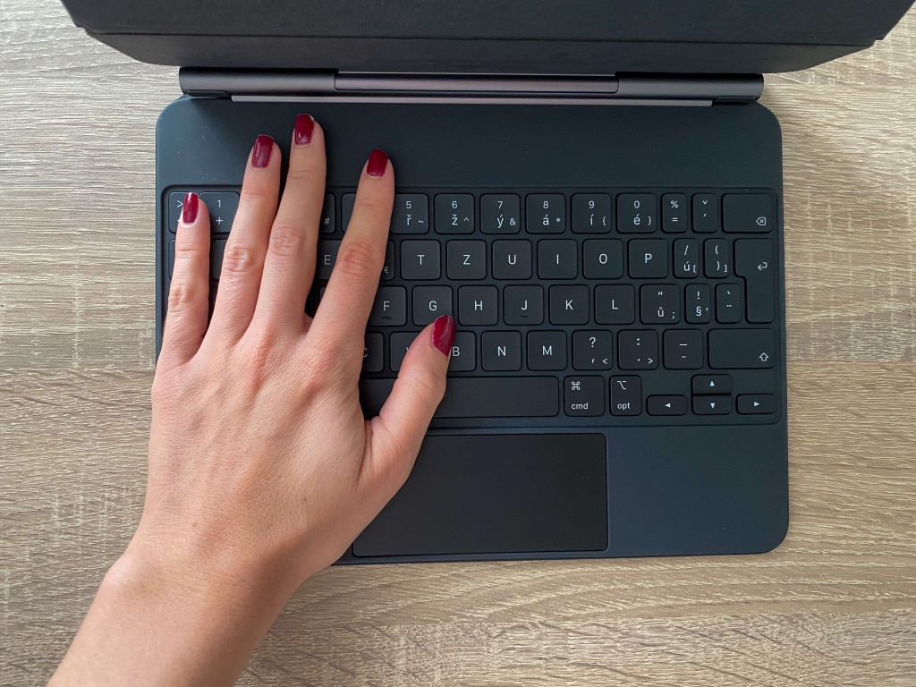 Srovnání velikosti klávesnice a dámské dlaně