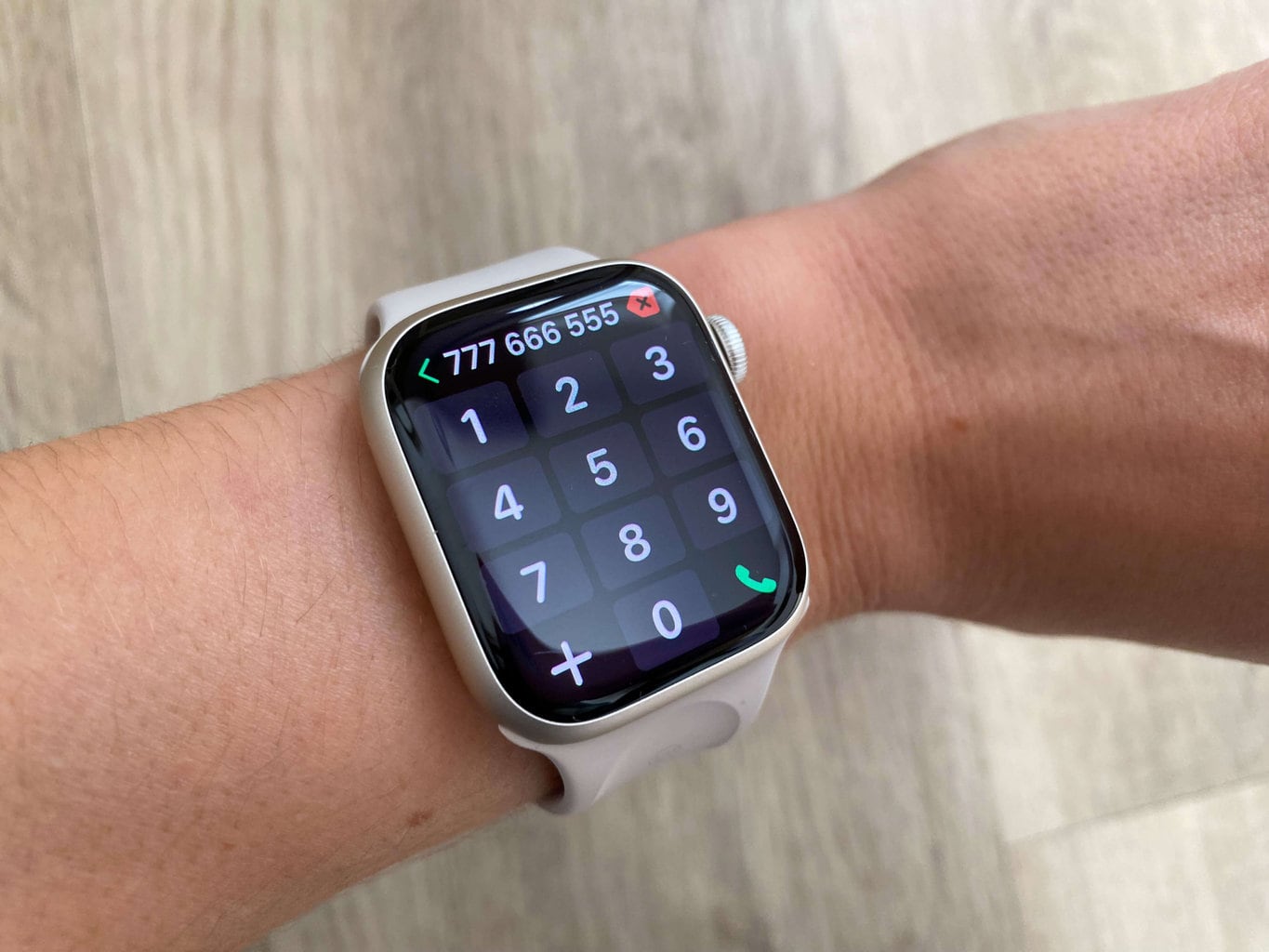 Apple Watch Series 8 – telefonní číslo snadno vytočíte