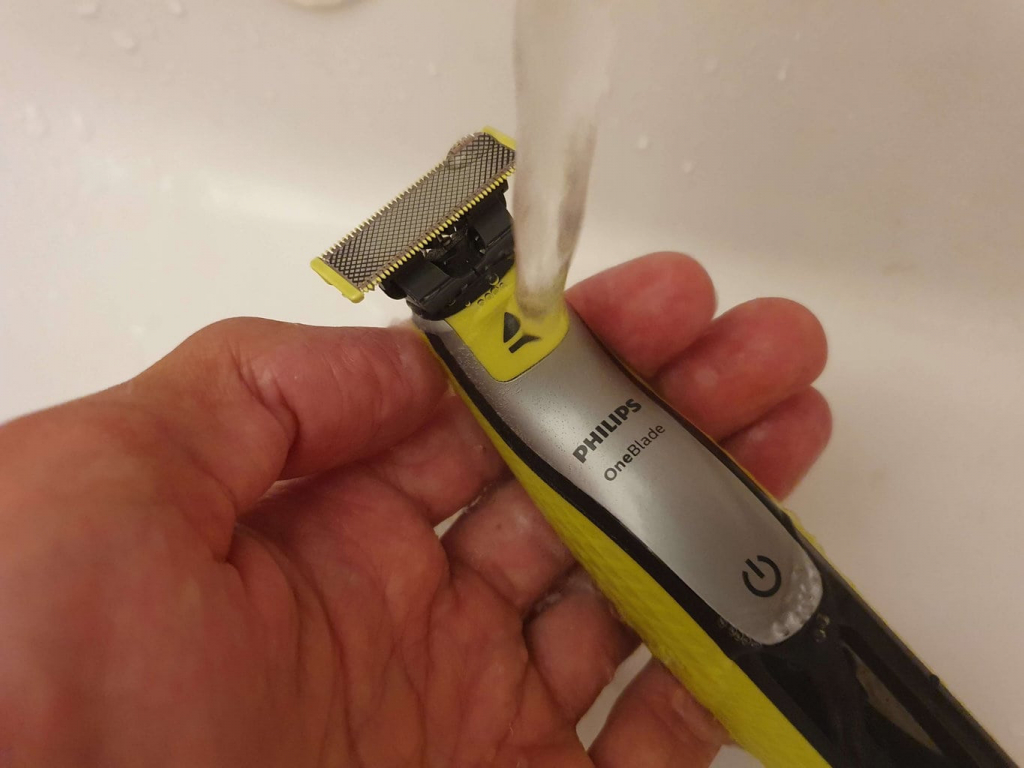 Se strojkem OneBlade QP2630 se oholíte i ve sprše