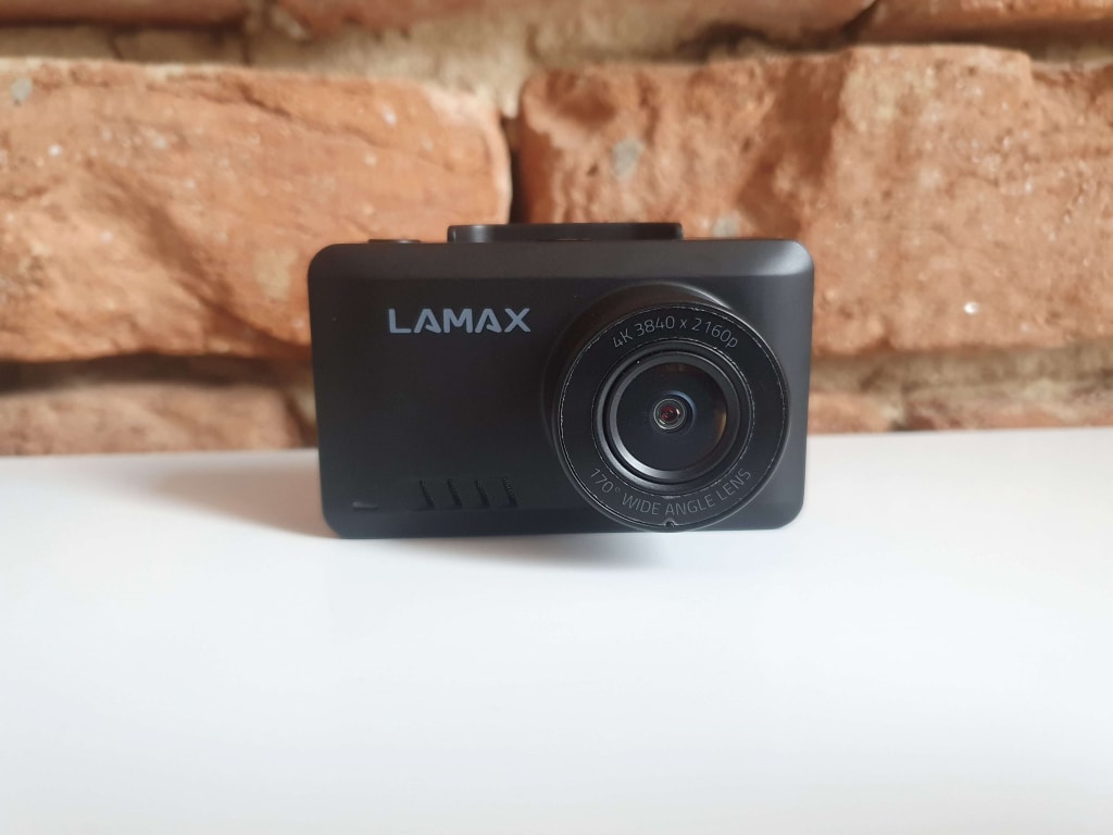 Lamax T10 4K GPS má konstrukci tradiční kamery