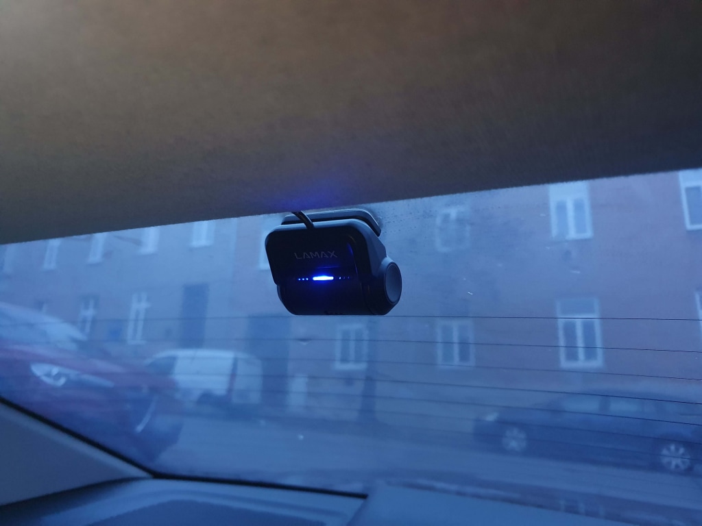 O provozu zadní kamery informuje modrá LED dioda