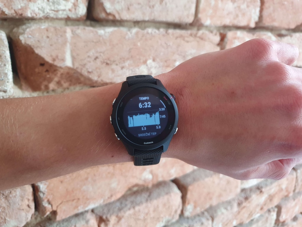 Zobrazení se mění buď automaticky, nebo ručně