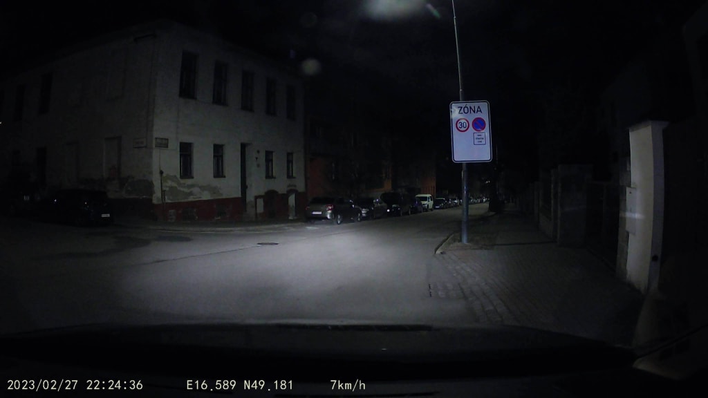 Noční snímky autokamery jsou samozřejmě závislé na okolním světle