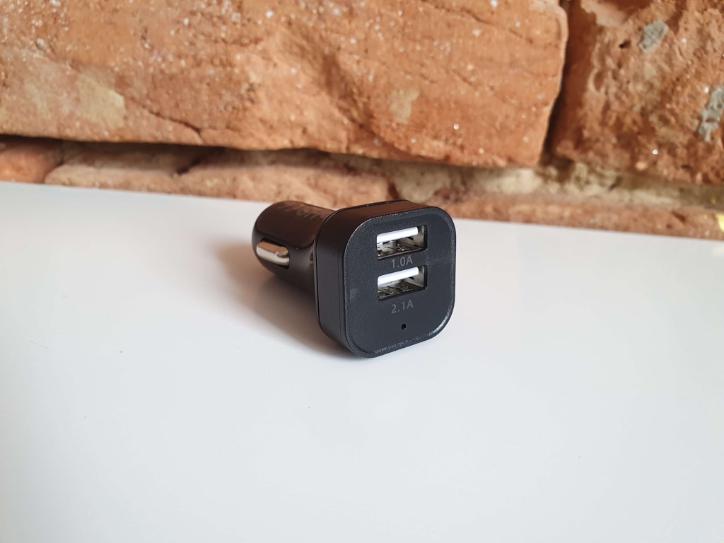 USB adaptér nabízí dvě samostatné zásuvky