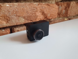 Recenze: autokamera Garmin Dash Cam 57