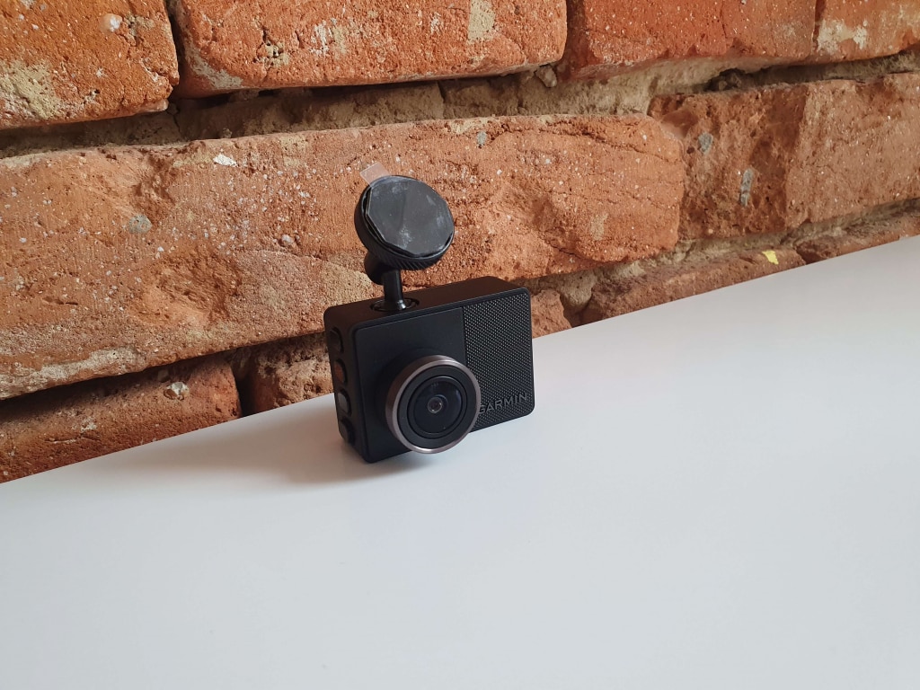 Kamera Garmin Dash Cam 57 s držákem je nenápadná a kompaktní