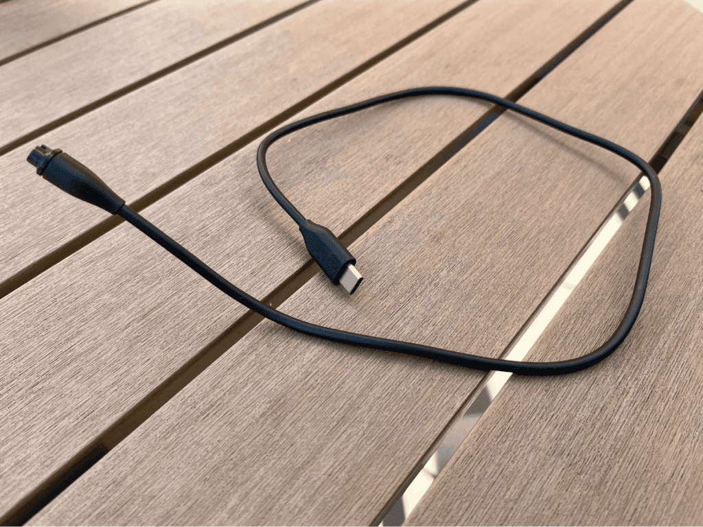 Kabel je stejný jako u jiných Garminů, ale s koncovkou USB-C