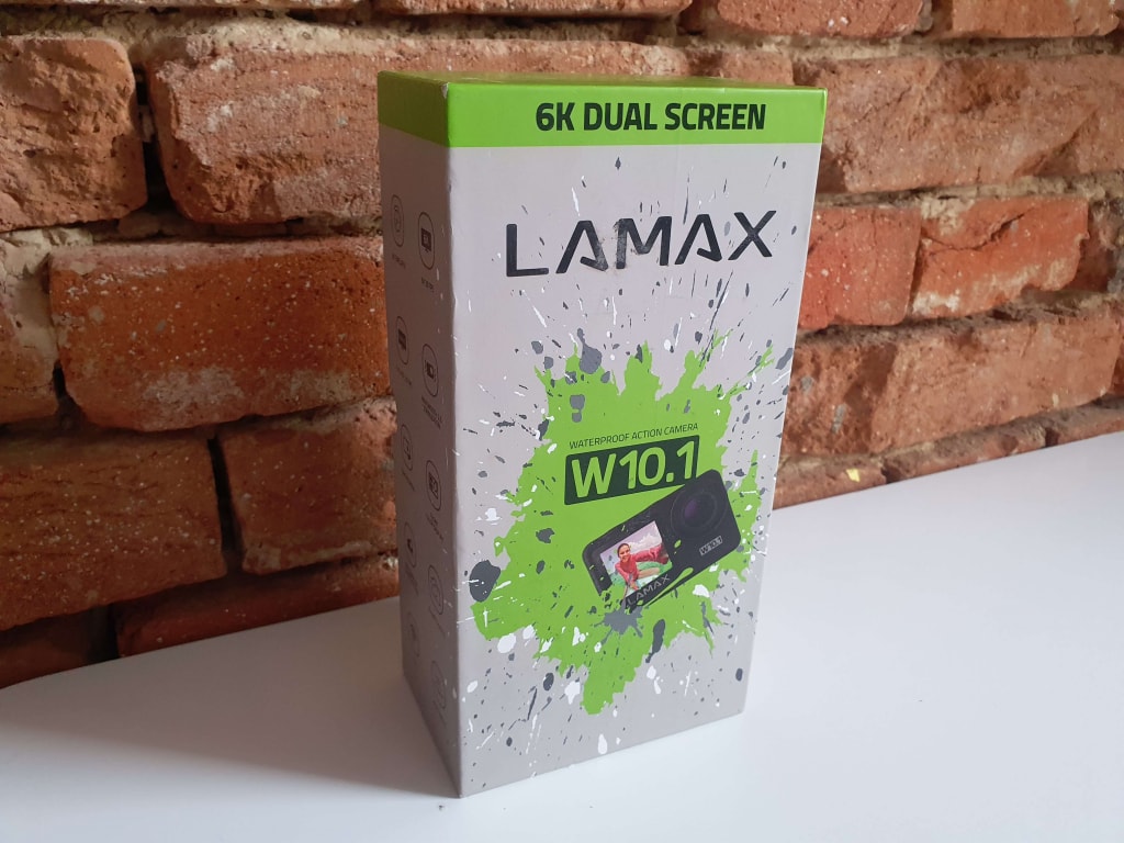 Kamera je umístěna v balení, které je pro Lamax typické