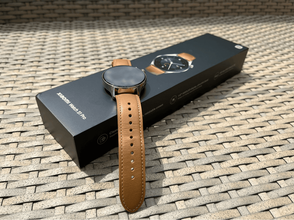 V balení najdete hodinky s koženým páskem