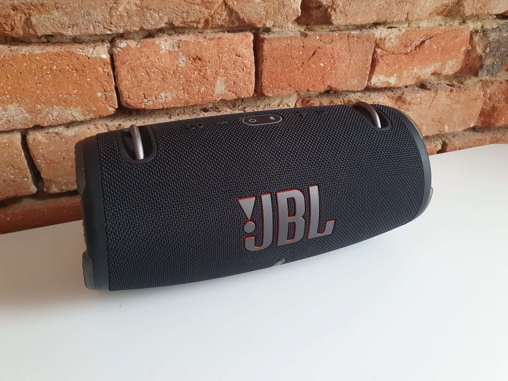 Designově reproduktor sdílí prvky ostatních modelů JBL