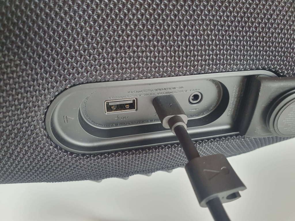 Nabíjení reproduktoru přes síťovou USB-C nabíječku hodnotíme velmi pozitivně