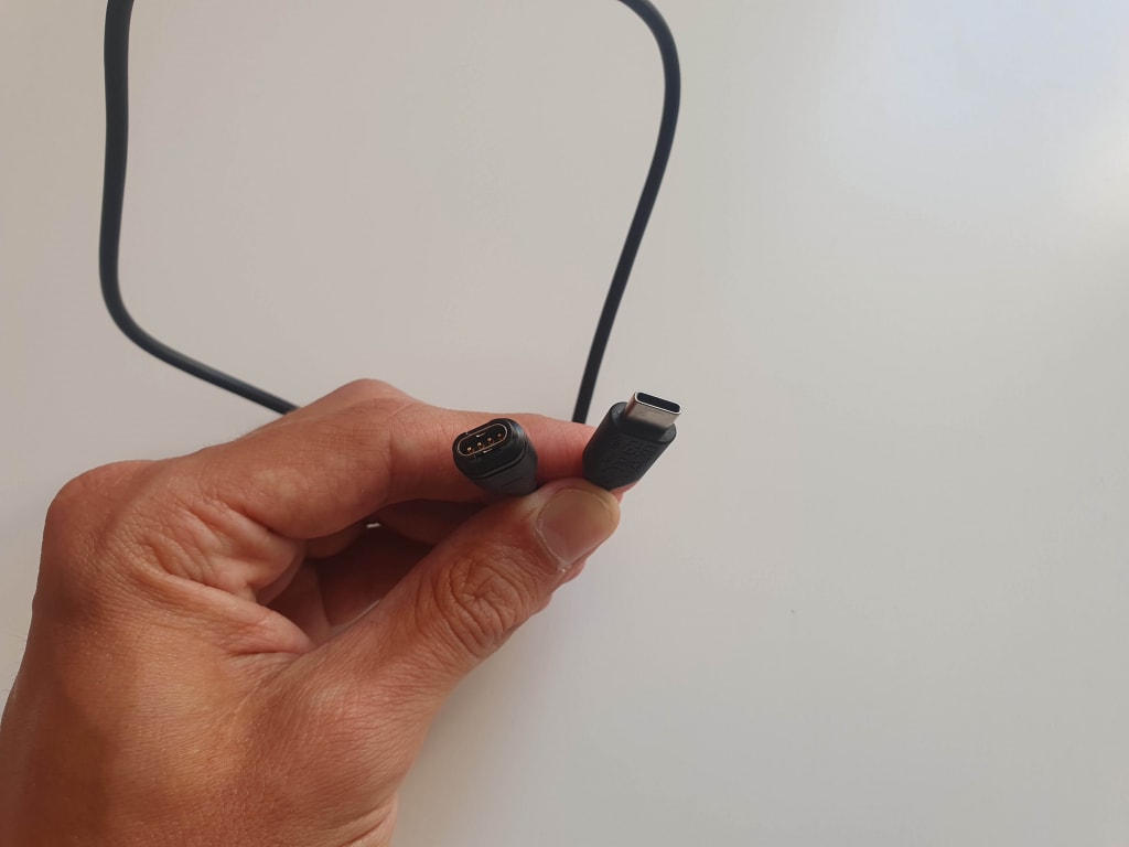 Nabíjení má na starosti jen USB-C kabel s proprietárním konektorem
