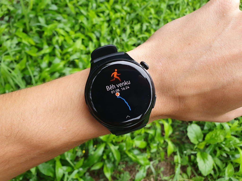 Díky GPS zaznamenají hodinky vaši trasu, navigaci během tréninku ale nenabízejí