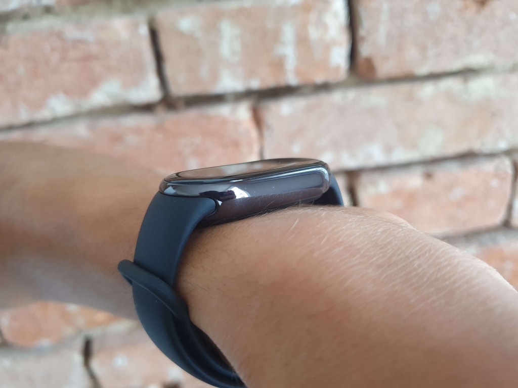 S lesklým rámečkem displeje jsme se setkali také u Smart Band 7 Pro