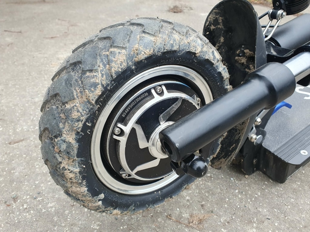 Dezén pneumatik nabízí hlubší a širší drážky