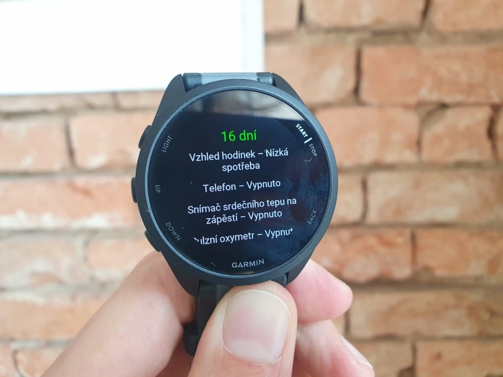 Hodinky Garmin Forerunner 165 jsou v úsporném režimu více omezeny