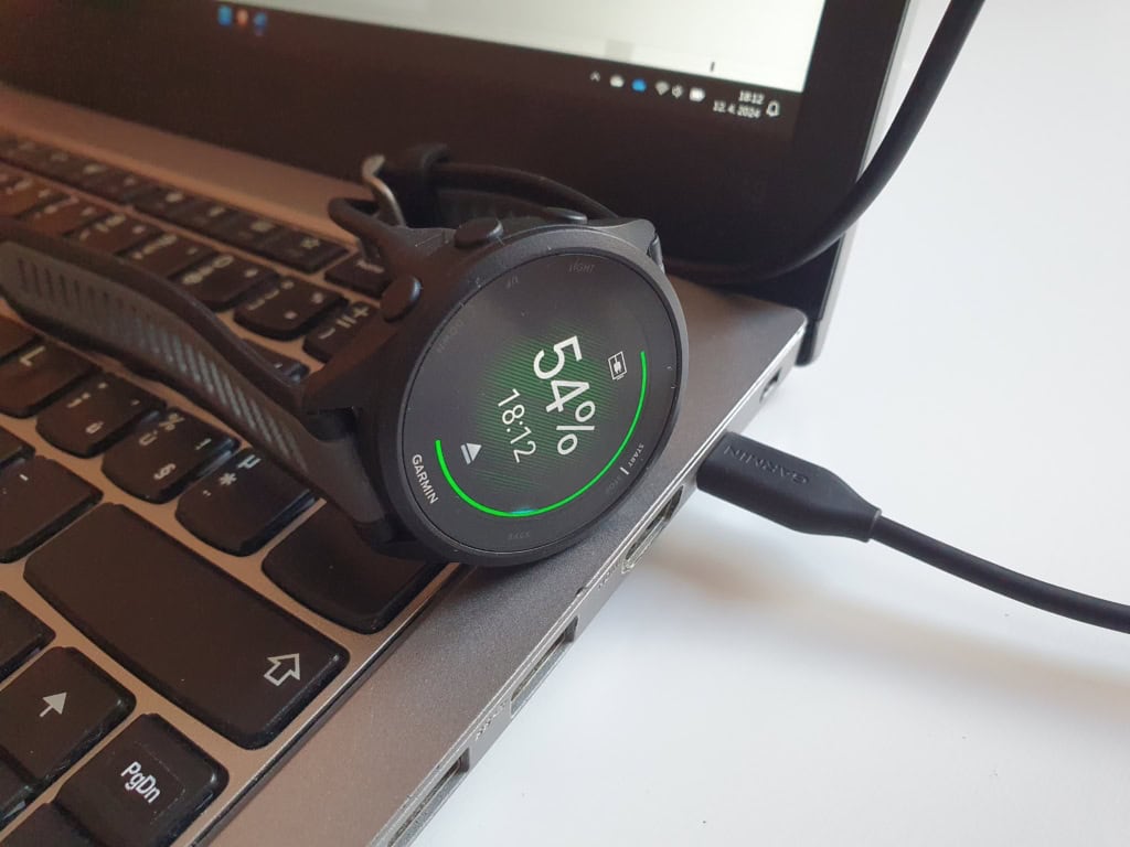 Díky USB-C koncovce můžete hodinky nabít také telefonem