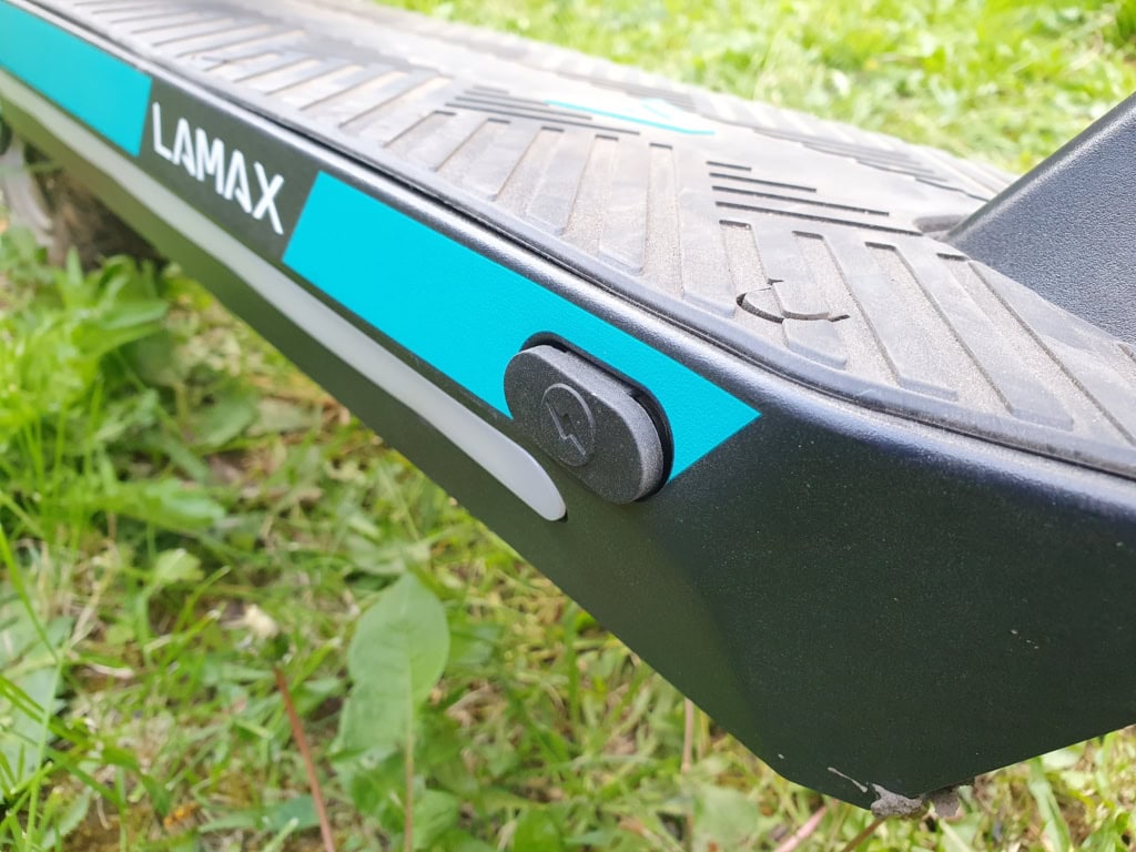Kryt konektoru nabíjení není nejspolehlivější