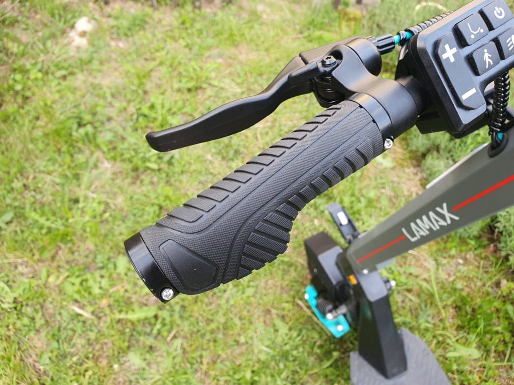 Gripy jsou ergonomicky tvarované a pohodlné