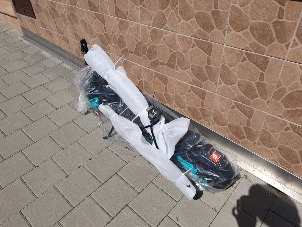 Elektrokoloběžka je v balení částečně rozložena