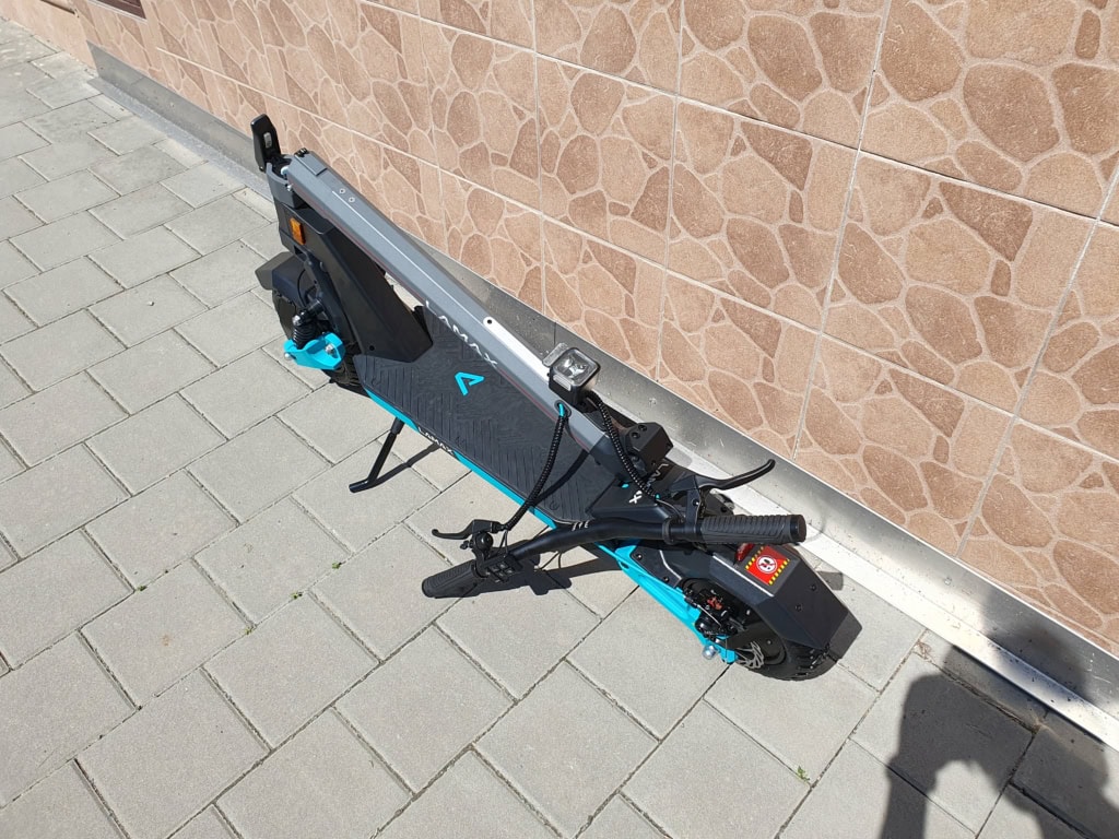 Pro montáž jsou ideální dva páry rukou
