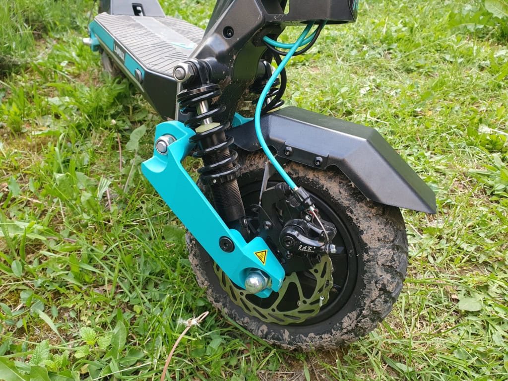 Přední odpružení je poměrně masivní