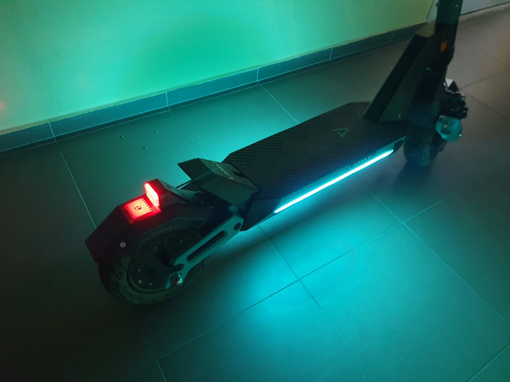 Ve tmě koloběžku jen tak snadno nepřehlédnete