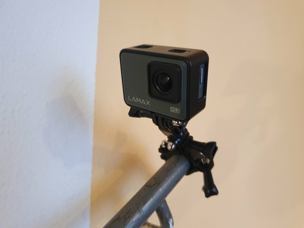 Díky držákům přichytíte kameru téměř kamkoli