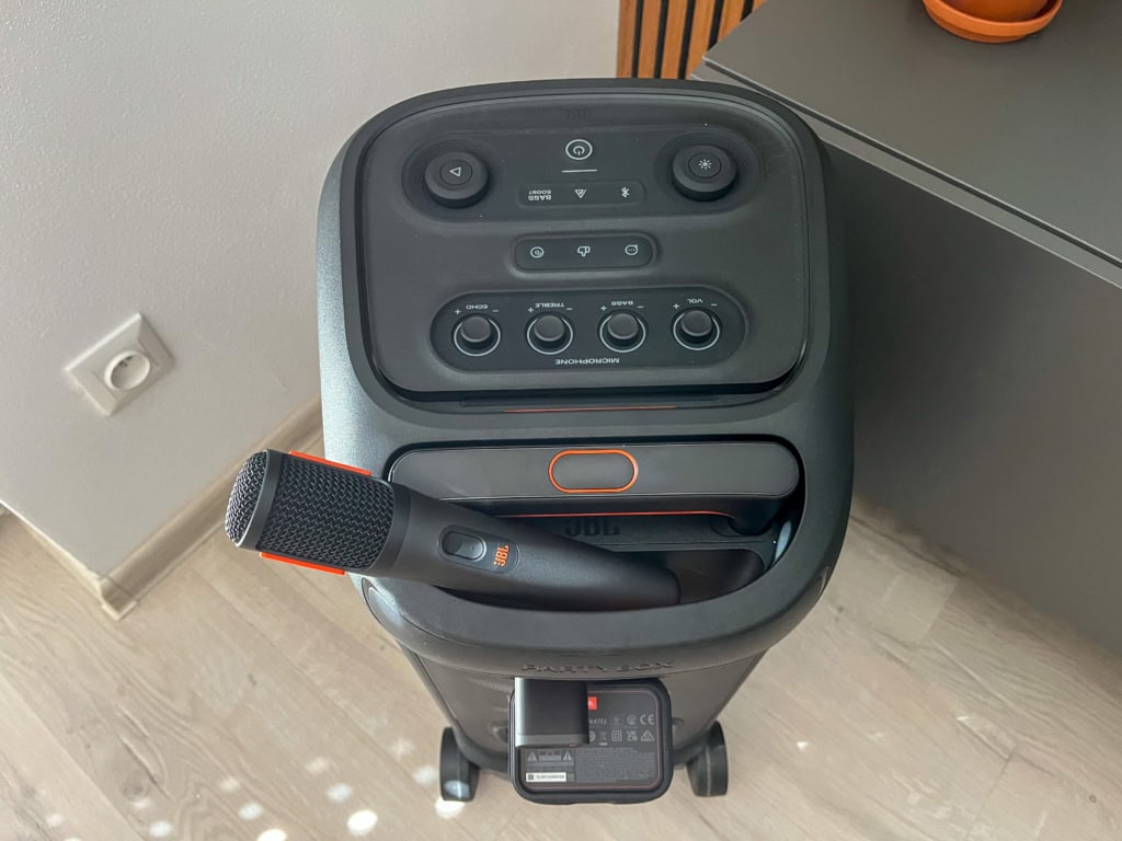 S mikrofonem funguje reproduktor bez problémů