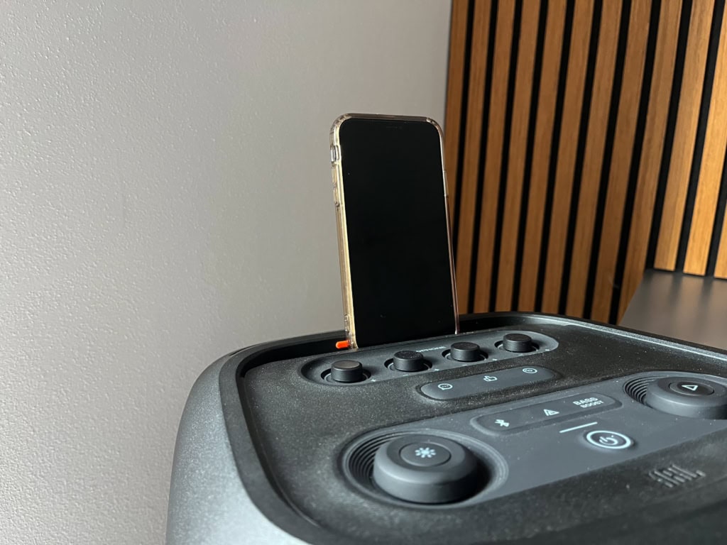 Telefon lze umístit do drážky