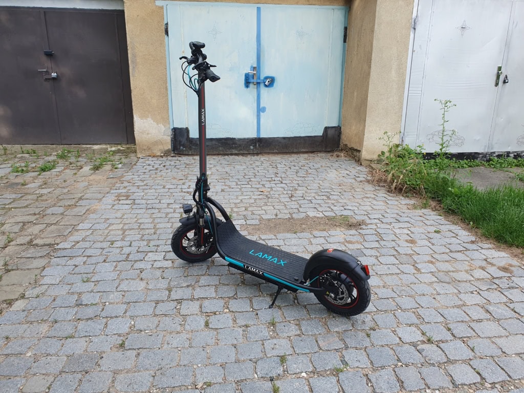 Spoje jsou pevné a koloběžka nevrže