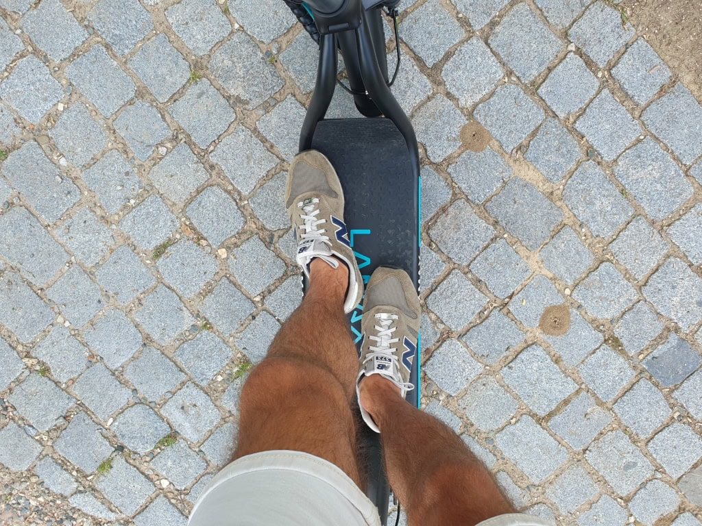 Postoj s nohama za sebou