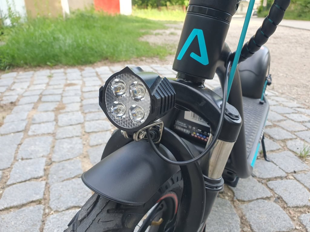 Přední světlo je umístěno ve výšce kola