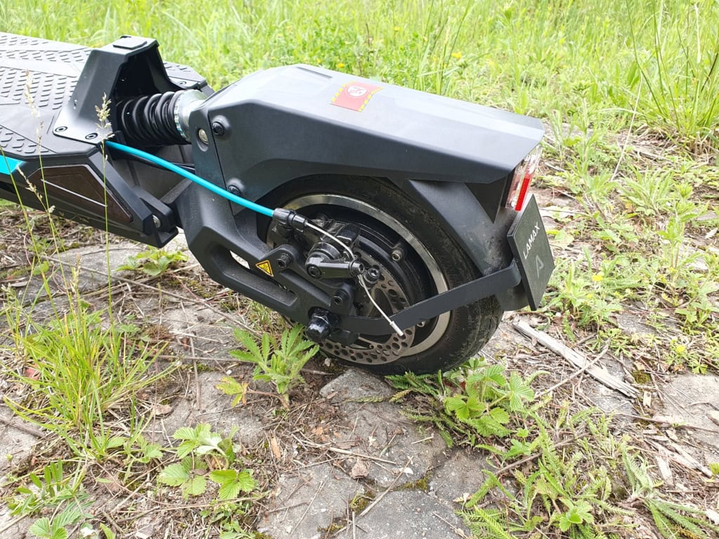 Mechanické brzdy jsou doplněny motorovou
