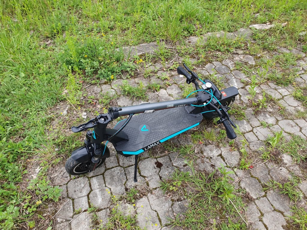Tyč je dost silná na to, aby unesla váhu koloběžky