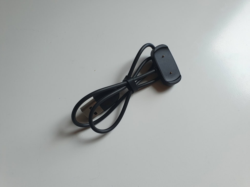 Hodinky nabijete magnetickým napájecím adaptérem