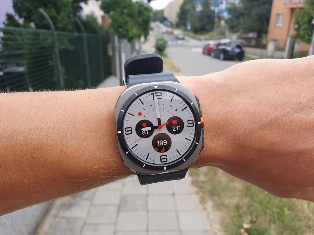 Pouzdro je hranaté, ciferník kulatý