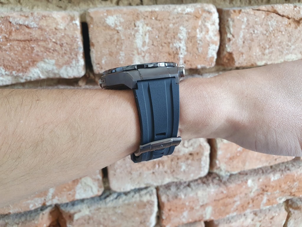 Tovární řemínek je dobře tvarovaný