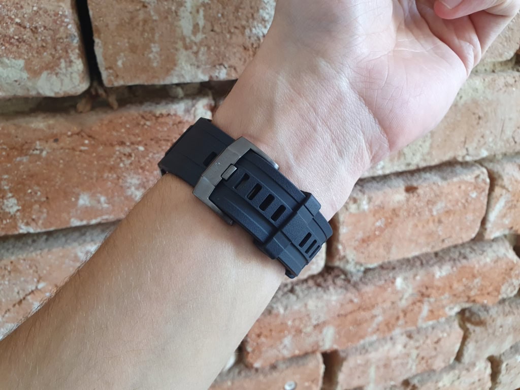 Přezka je kovová