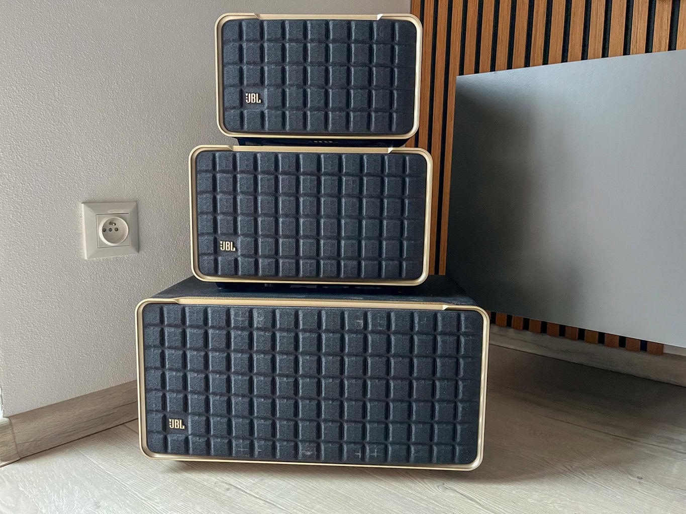 Jak vzájemně propojit JBL reproduktory