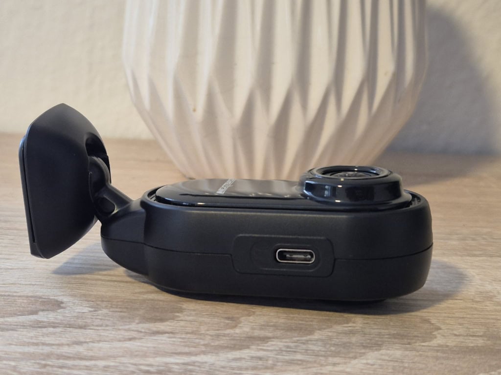 Jediným konektorem je USB-C. Druhý konektor pro zadní kameru chybí.