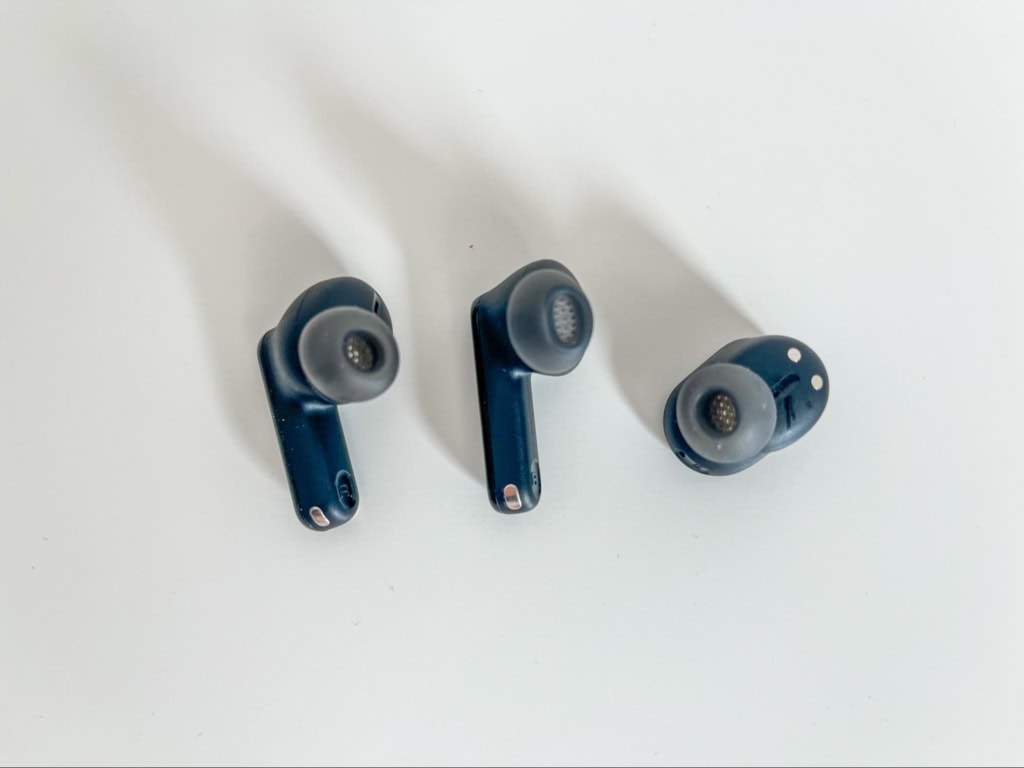 Zleva: JBL Tune Beam 2, JBL Tune Beam 2, JBL Tune Buds 2