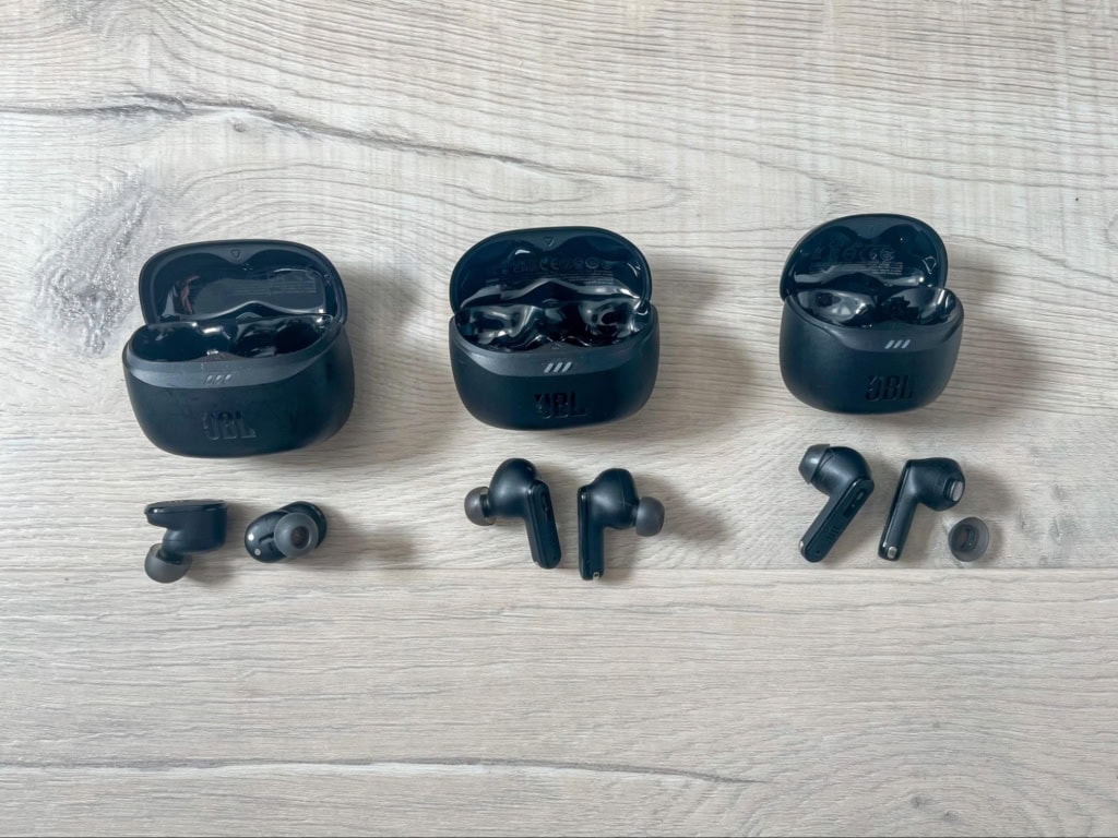 Zleva: JBL Tune Buds 2, JBL Tune Beam 2, JBL Tune Flex 2