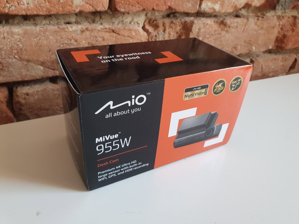 Rozměr balení našeptává, že doplňků nebude mnoho