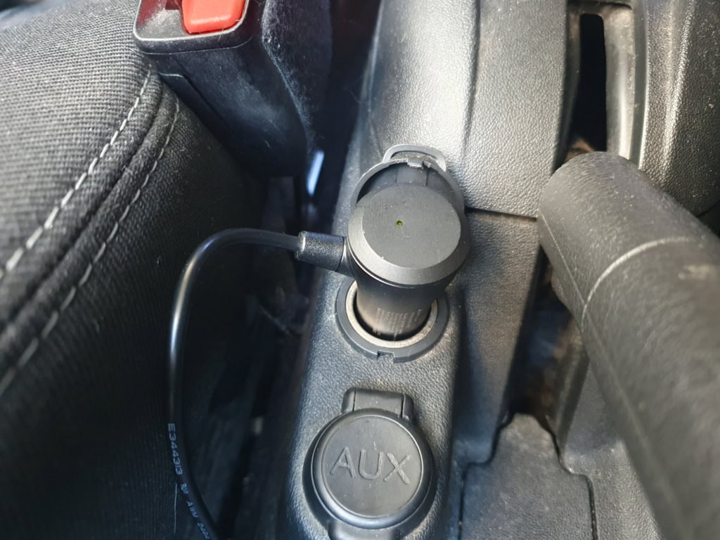 Napájení má na starosti kabel pro 12V zásuvku (autozapalovač)